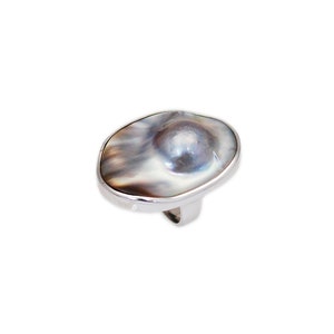 Könnte beinhalten: Ein silberner Ring mit einem großen, ovalen Einlegeteil aus Abalone-Schale. Die Schale hat einen Perlmutt-Glanz in Grautönen, Braun und Weiß.