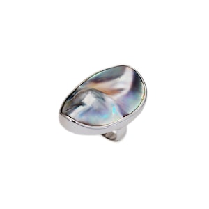 Könnte beinhalten: Ein silberner Ring mit einem großen, ovalen, irisierenden Abalone-Muschel-Stein.