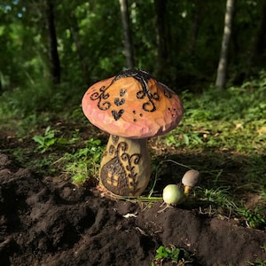 Handgeschnitzte Waldgeist Skulptur, Waldpilz-Landhaus
