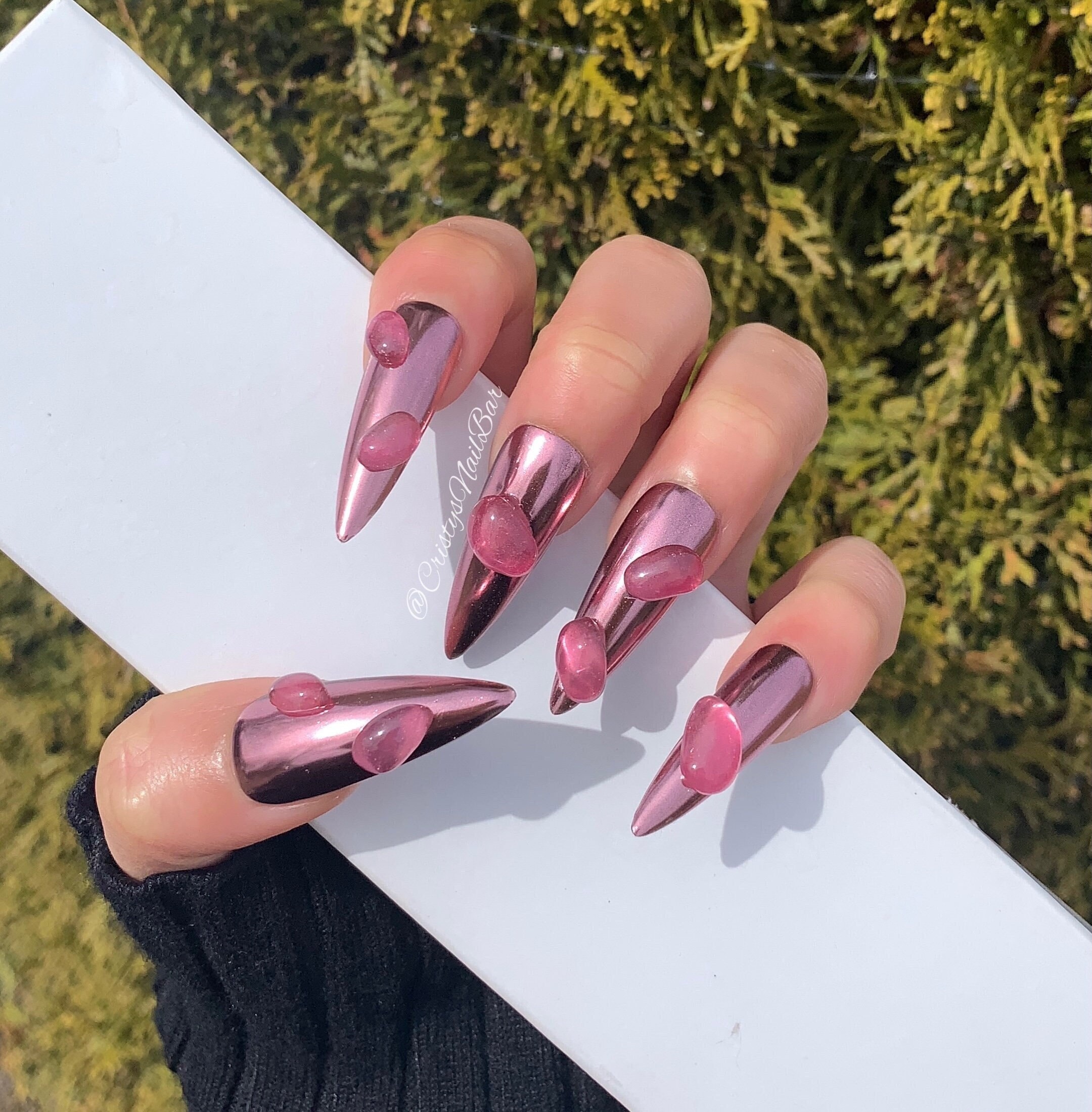 Y2K Chrome 3D Nails Shine in 2025