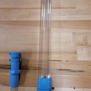 Peut inclure: Un objet en plastique bleu imprimé en 3D avec le numéro 401 imprimé dessus. L'objet fait partie d'un système plus large qui comprend un tube en plastique transparent.