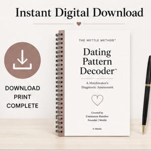 Peut inclure: Un carnet &agrave; spirales intitul&eacute; The Mettle Method Dating Pattern Decoder, A Matchmaker's Diagnostic Assessment, cr&eacute;&eacute; par Constance Karcher. La couverture pr&eacute;sente une ic&ocirc;ne de c&oelig;ur, du texte noir sur fond blanc et un stylo noir &agrave; c&ocirc;t&eacute;.