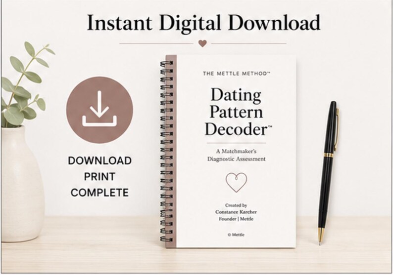 Peut inclure: Un carnet &agrave; spirales intitul&eacute; The Mettle Method Dating Pattern Decoder, A Matchmaker's Diagnostic Assessment, cr&eacute;&eacute; par Constance Karcher. La couverture pr&eacute;sente une ic&ocirc;ne de c&oelig;ur, du texte noir sur fond blanc et un stylo noir &agrave; c&ocirc;t&eacute;.