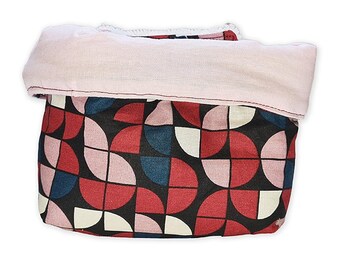 Set of 10 makeup remover wipes made of cotton and bamboo terry cloth, with a matching reversible pouch featuring a graphic pattern.