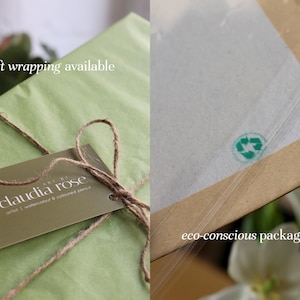 K&ouml;nnte beinhalten: Ein Geschenk, verpackt in hellgr&uuml;nes Papier, mit Bindfaden gebunden, und ein Etikett mit der Aufschrift "claudia rose artist | watercolour & coloured pencil". Die Verpackung enth&auml;lt ein Etikett mit der Aufschrift "umweltbewusste Verpackung".