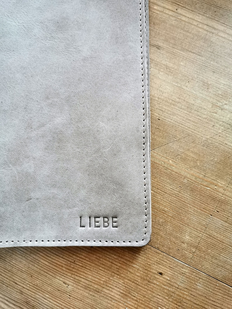 Uhefthülle in beige mit Prägung.