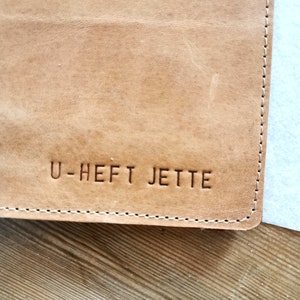 Hülle für U Heft in Amarettini mit Prägung