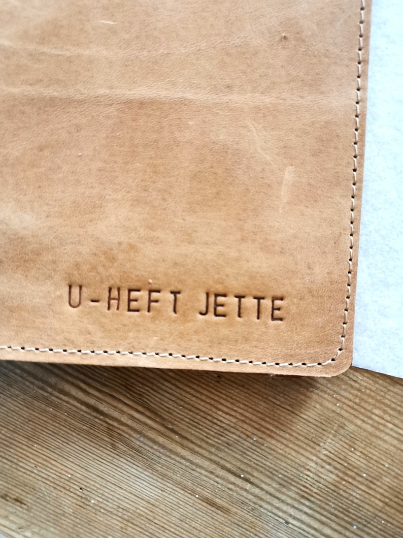 Hülle für U Heft in Amarettini mit Prägung