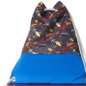 Bolsa de ginástica infantil com placa de identificação carros softshell impermeável / forro interno azul cinza 28x32 LxA