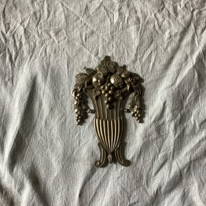 Quincaillerie de meubles antiques en étain, France : vase classique avec fruits