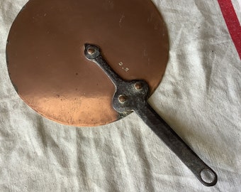 Vintage 1920er Jahre Kupfer mittelgroß 23 cm Saucenpfännchen Deckel Made in France, Gusseisengriff mit Kupfer-Nietendeckel 25 cm handgefertigt B.G.