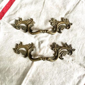 Dwa uchwyty meblowe z mosiądzu z lat 1900. z patyną, wykonane we Francji
