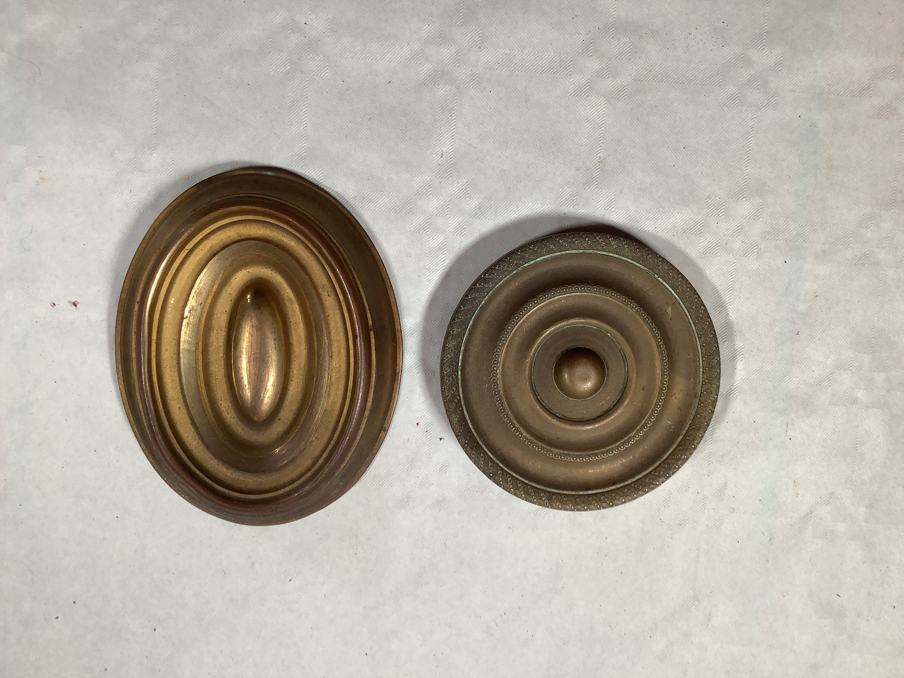 Deux Grands Couvercles/Supports de Crochet en Laiton Antique - 1800's Elaborate Made in France