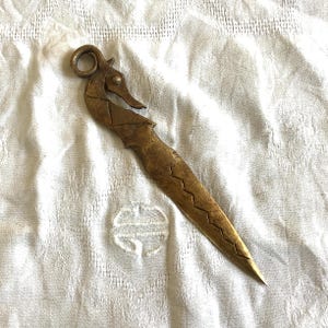Carta de latão vintage antiga dos anos 1930, antílope ou veado, feita à mão
