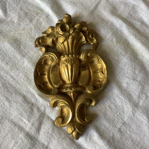 Hakenabdeckung aus antikem Messing: Französische Bronze, um 1800
