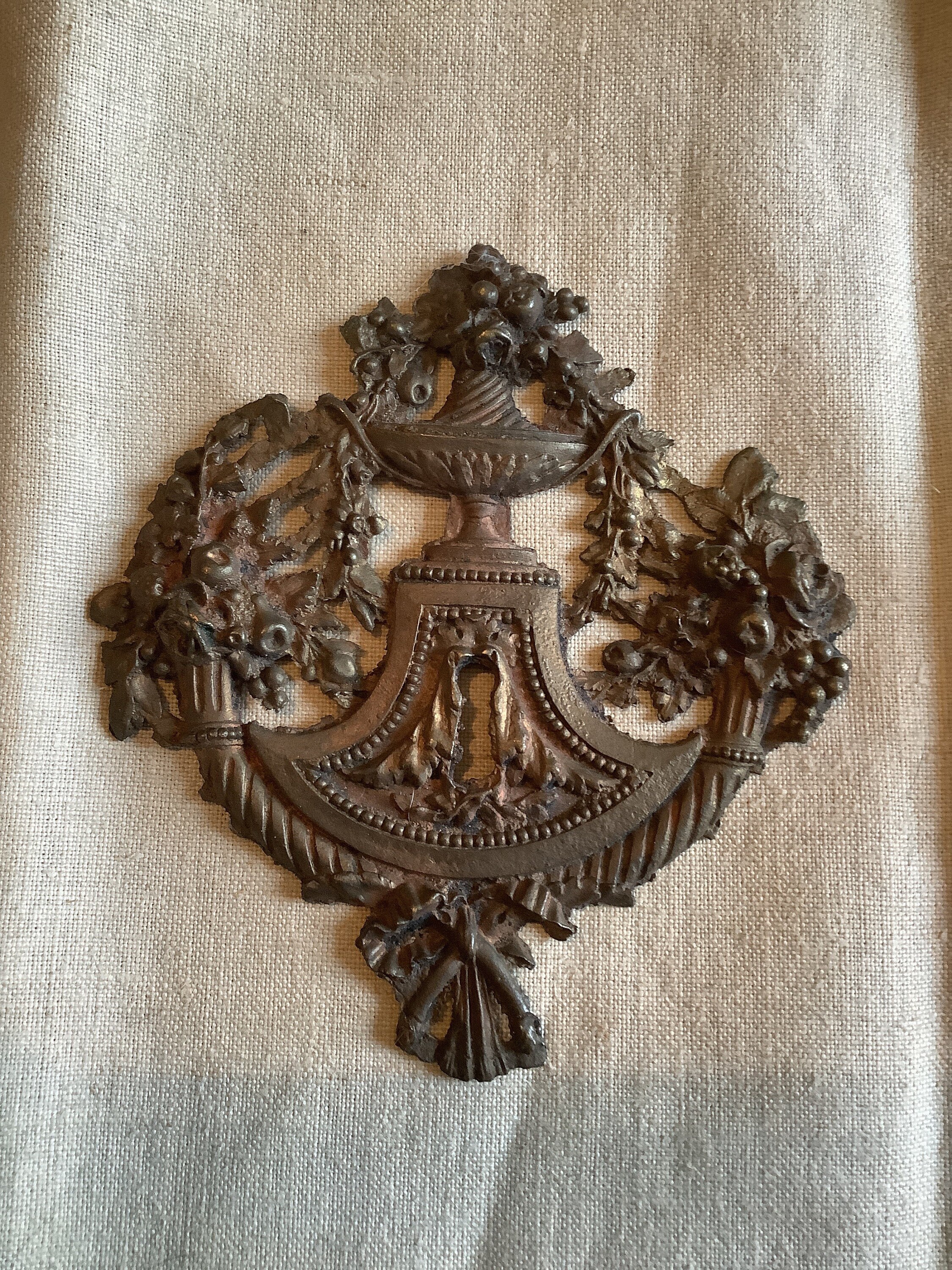 Un Écusson Antique en Laiton de Trou Serrure Fabriqué France Dans Les Années 1900 Cornucopia avec De