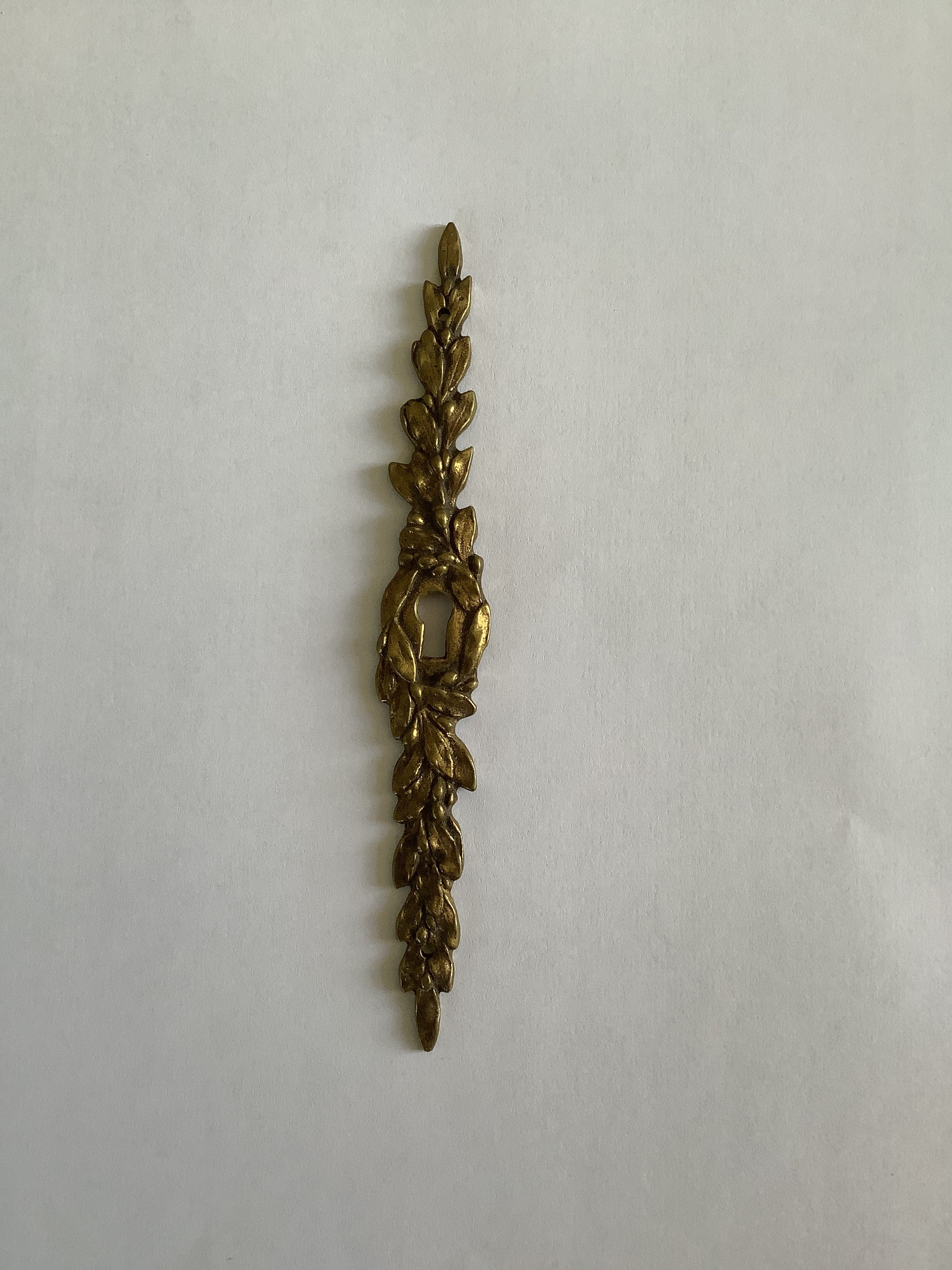 Un Écusson Antique en Laiton Keyhole Cover Fabriqué France Dans Les Années 1900