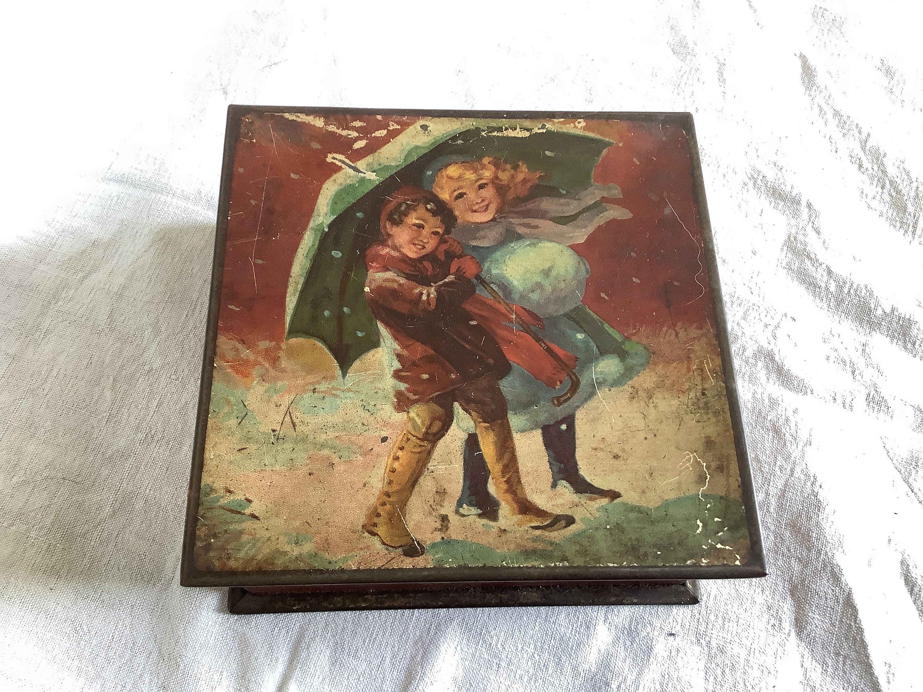 Vintage Années 1920 Antique Tin Box Made in France' Portrait Enfants Sous Parapluie La Pluie