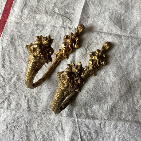 A pair of 1900s Medium Sized Classical Vintage Brass Ormolu Curtain Tiebacks made in France