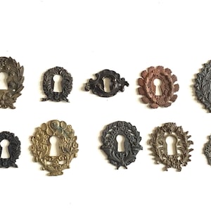 Könnte beinhalten: Eine weiße Keramik-Tasse mit schwarzem Henkel und dem Text "But First, Coffee" in fetter, schwarzer Schrift. Die Tasse steht vor einem verschwommenen Hintergrund. Die Tasse fasst etwa 350 ml.