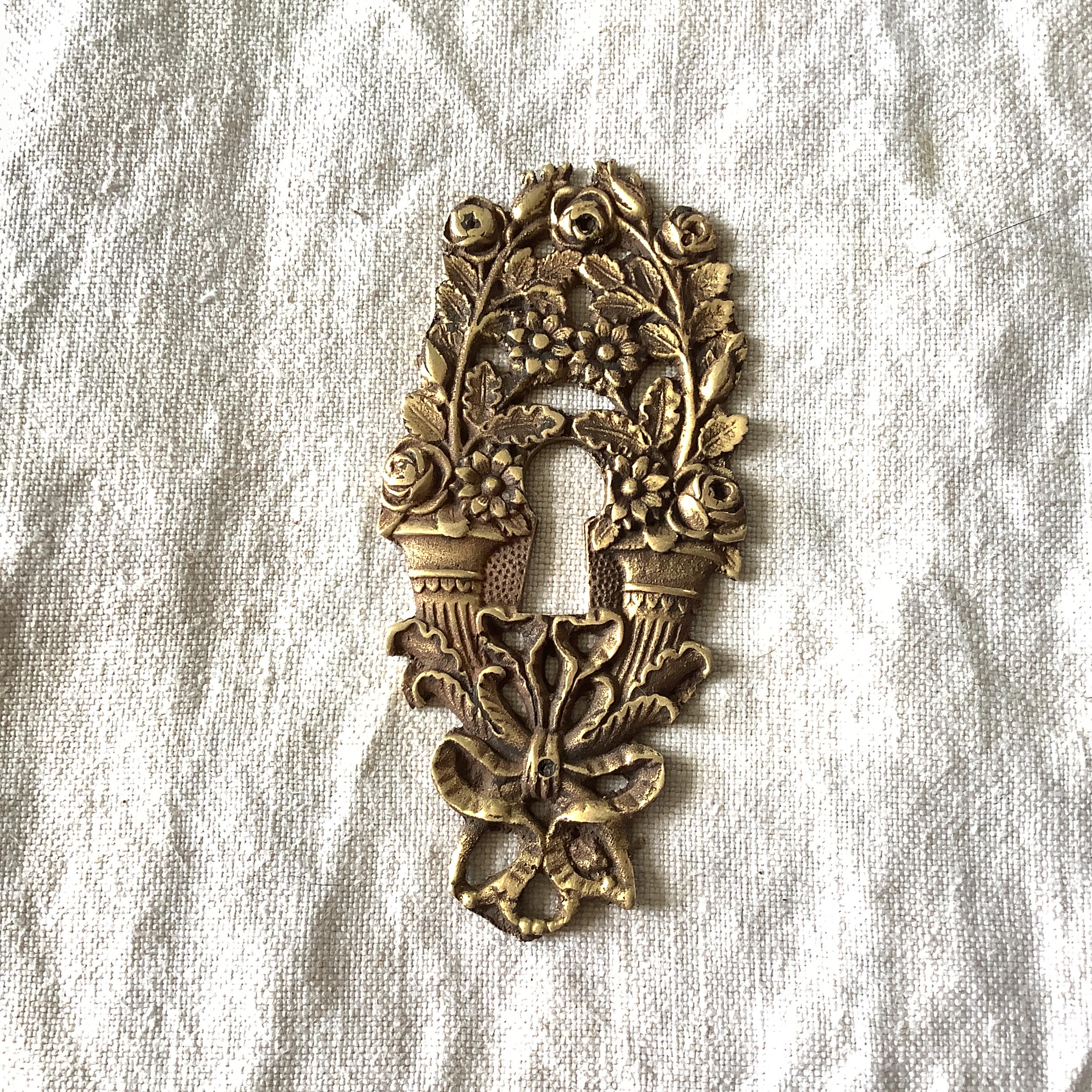Entrée De Serrure Ancienne En Laiton Décor Fleurs - Dimensions 7,5 X 14,5 Cm - Occasion Bon état