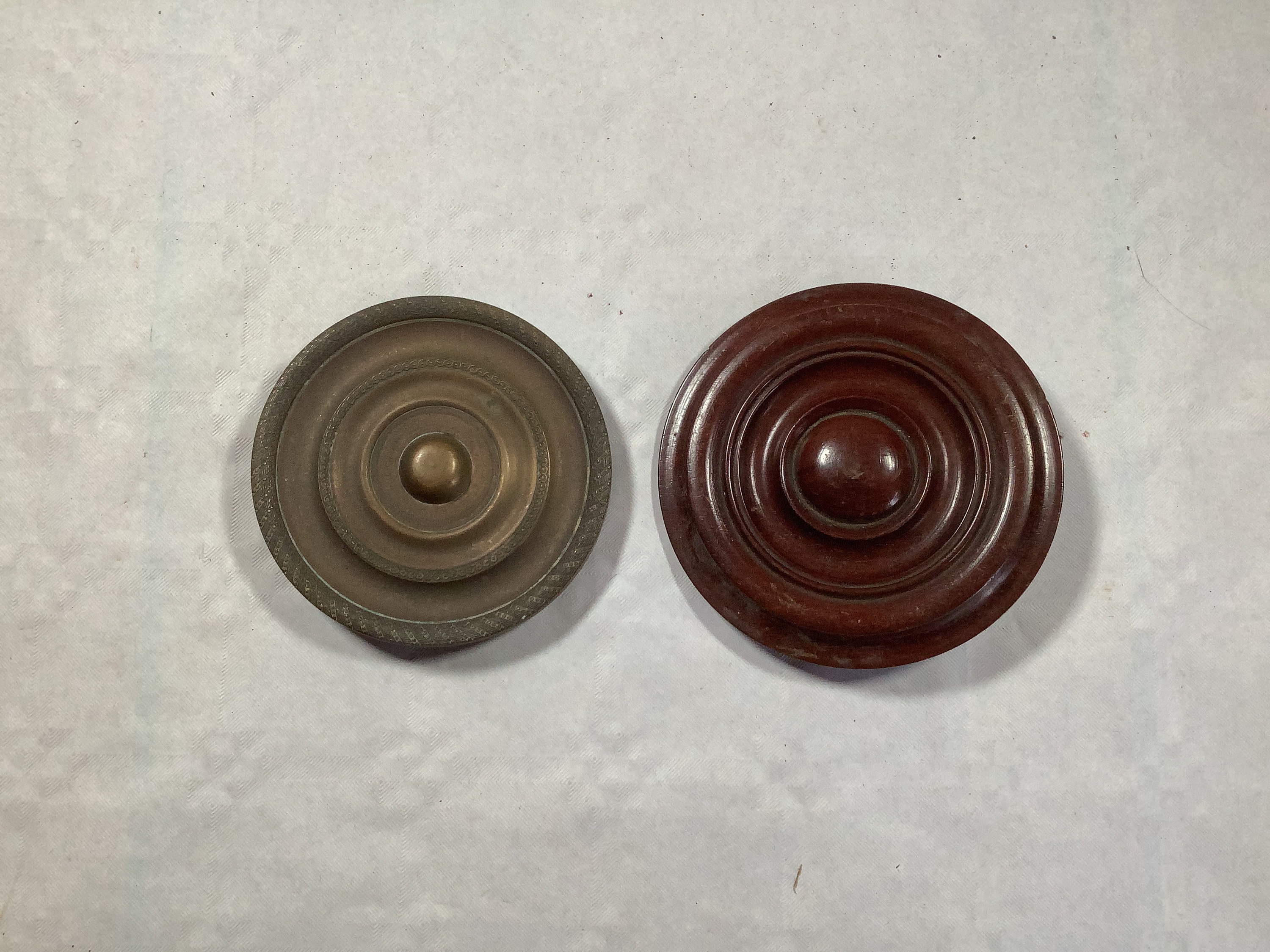 Deux Grands Couvercles/Supports de Crochet en Laiton Antique et Bois - Fabriqué France Dans Les Anné