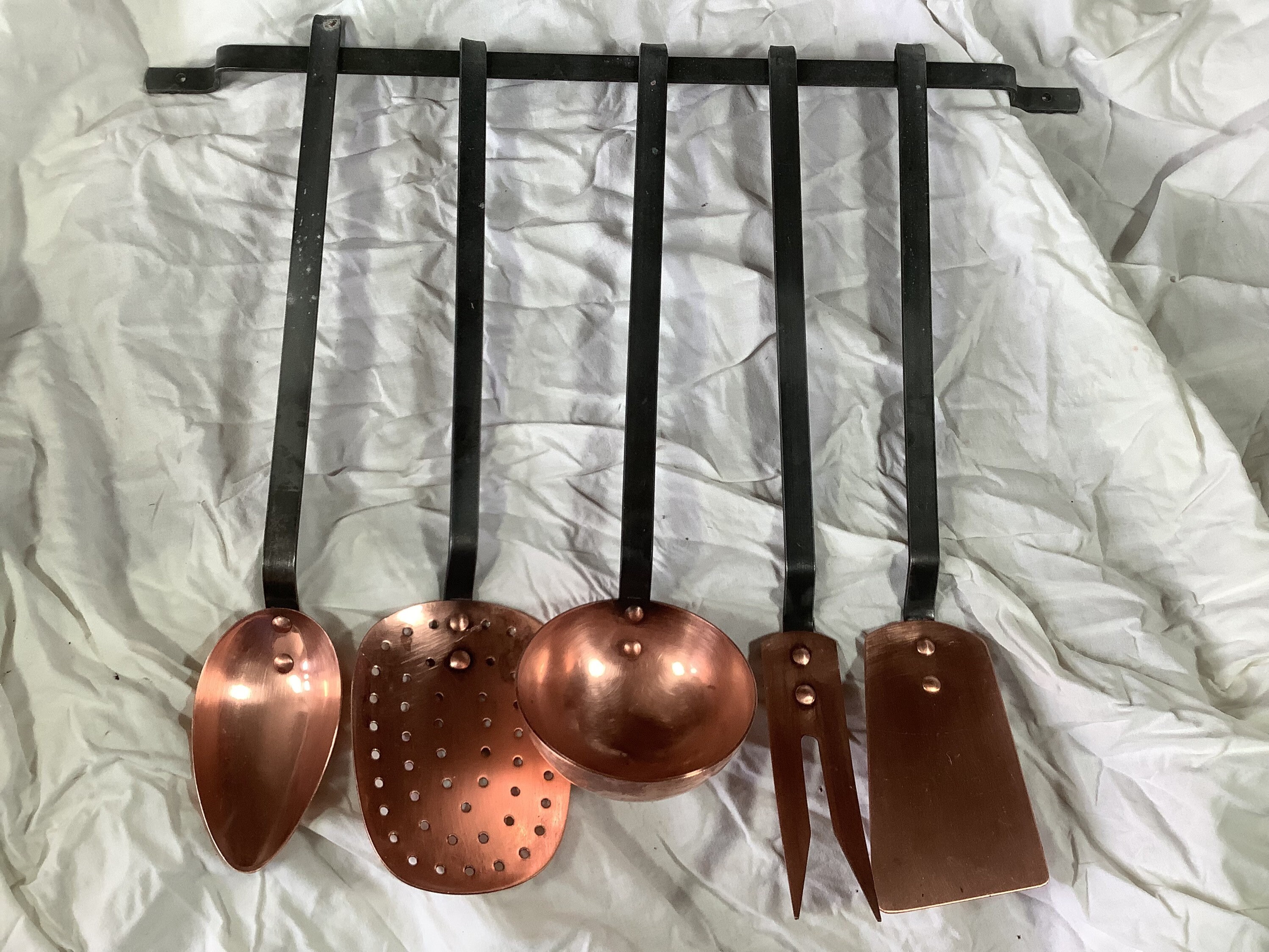 Ensemble Vintage Des Années 1940 de Cinq Ustensiles Cuisine en Cuivre avec Poignées Fonte et Rivière