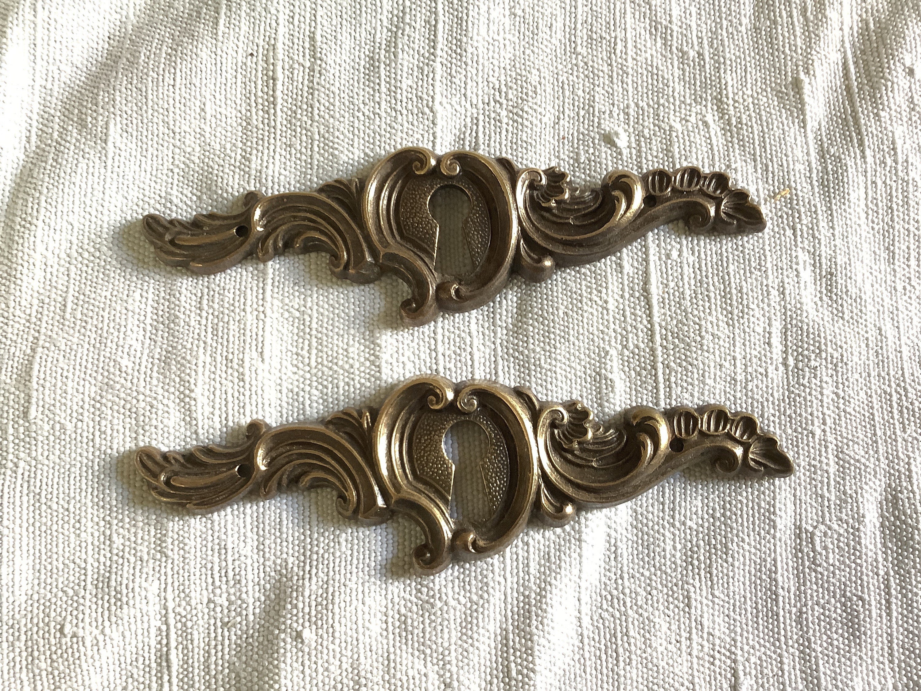 Un Ensemble de Deux Couvercles Trou Serrure en Laiton Antique Assortis Fabriqués France Dans Les Ann