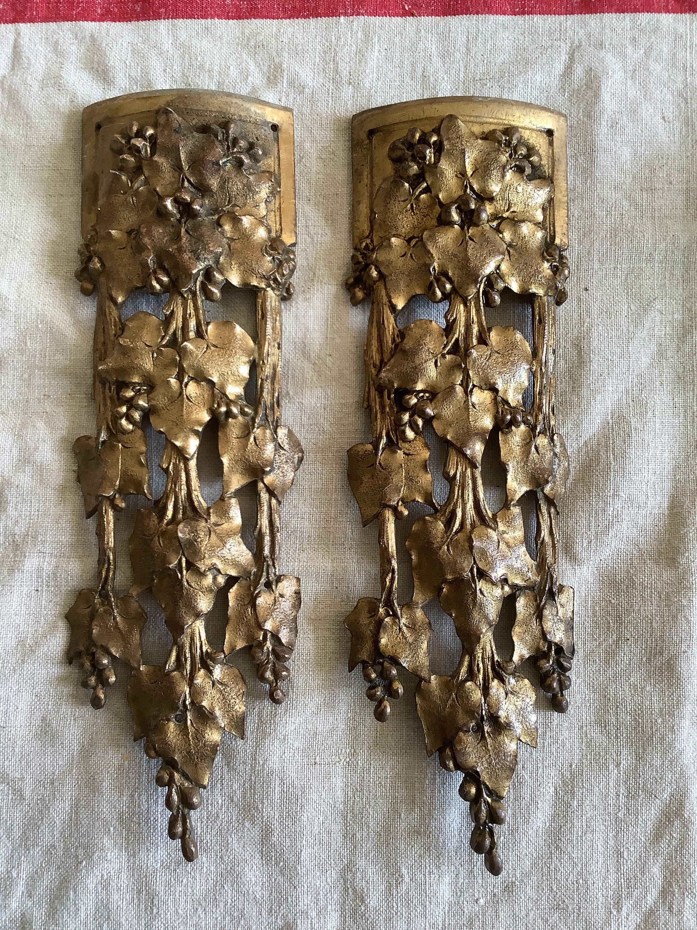 Réservé à Dawn Pittman Antique Français Ormolu Brass Vines & Berries Decorative Hardware Furniture 1