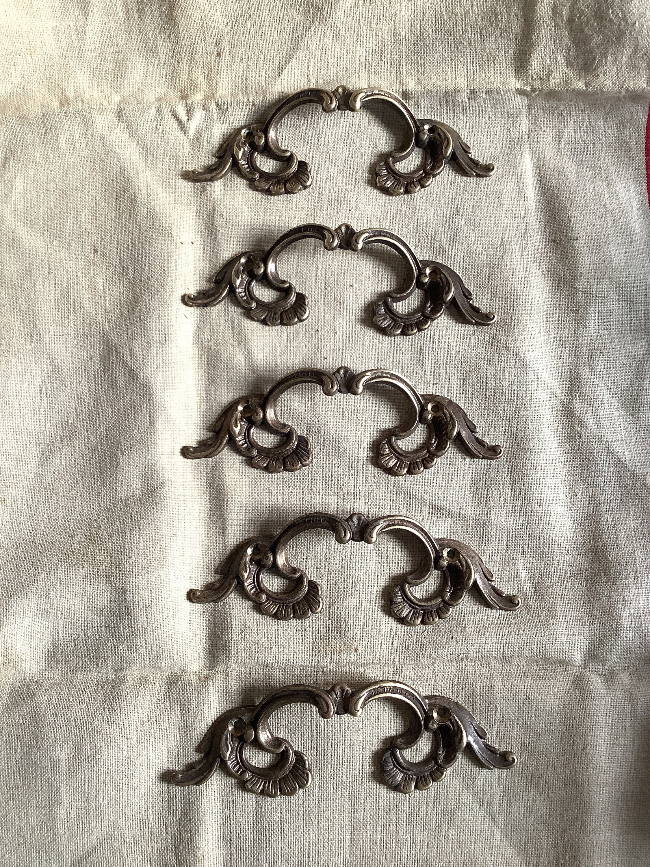 Ancien Décoratif One Furniture Handle Ormolu Brass Années 1940 Non Poli Ensemble de Cinq | 5