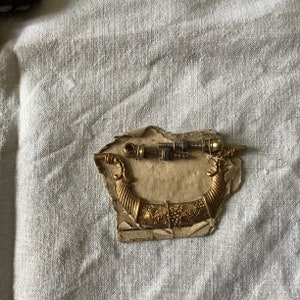 Une poignée de meuble décorative antique en laiton doré des années 1920, jamais été utilisé, sur carte.