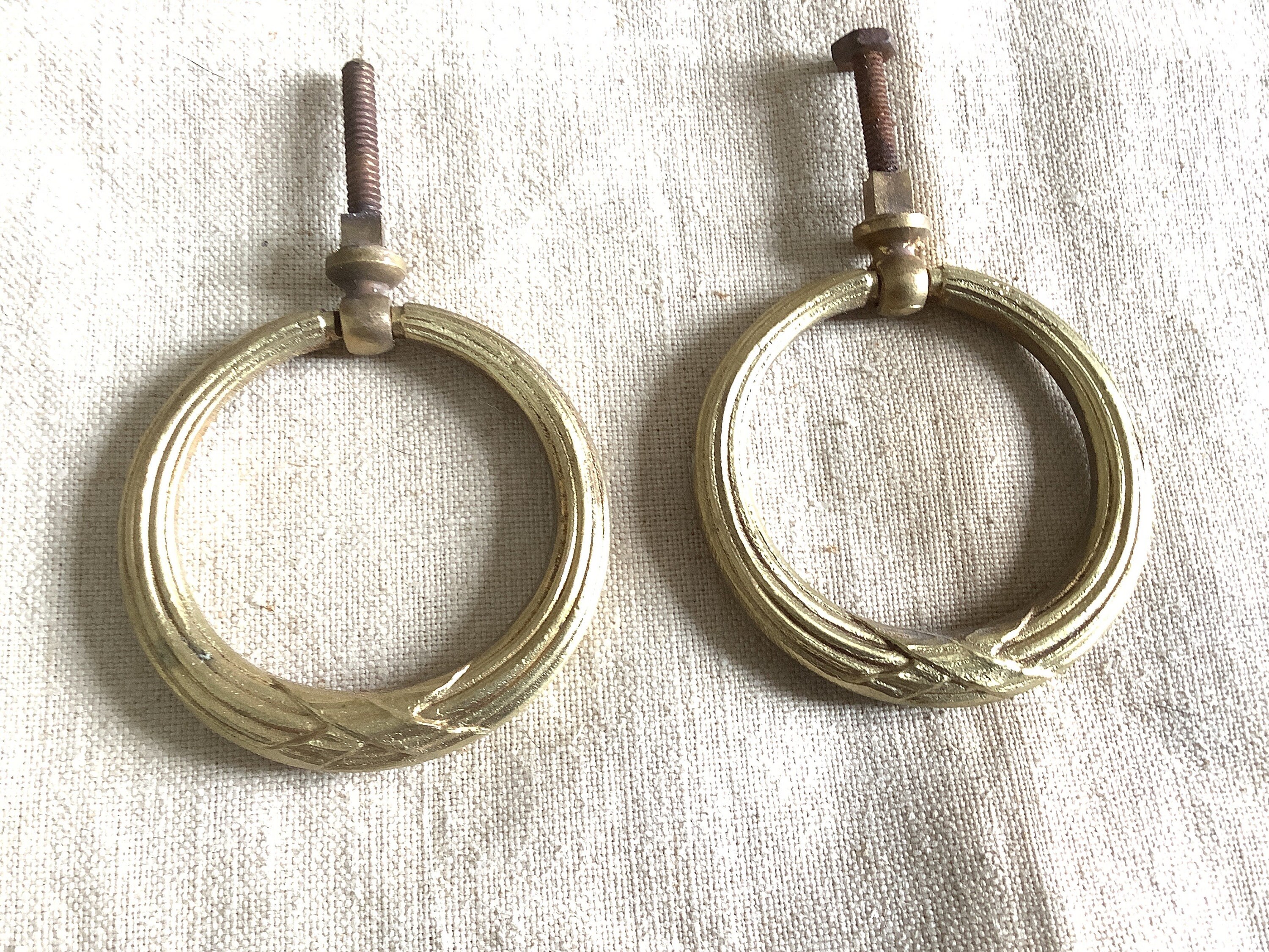 Décoration Antique Deux Meubles Circulaires en Laiton Assortis Poignées Ormolu Brass 1900, Fabriqué 