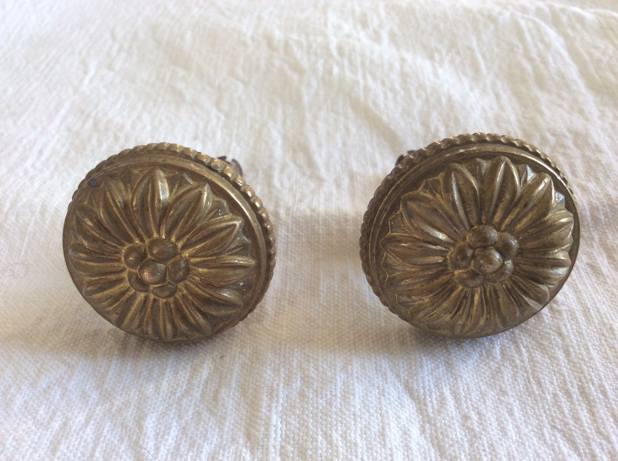 Antique Décoratif Deux | 2 Poignées de Meubles Assorties Boutons Ormolu Laiton Des Années 1940 en Fo