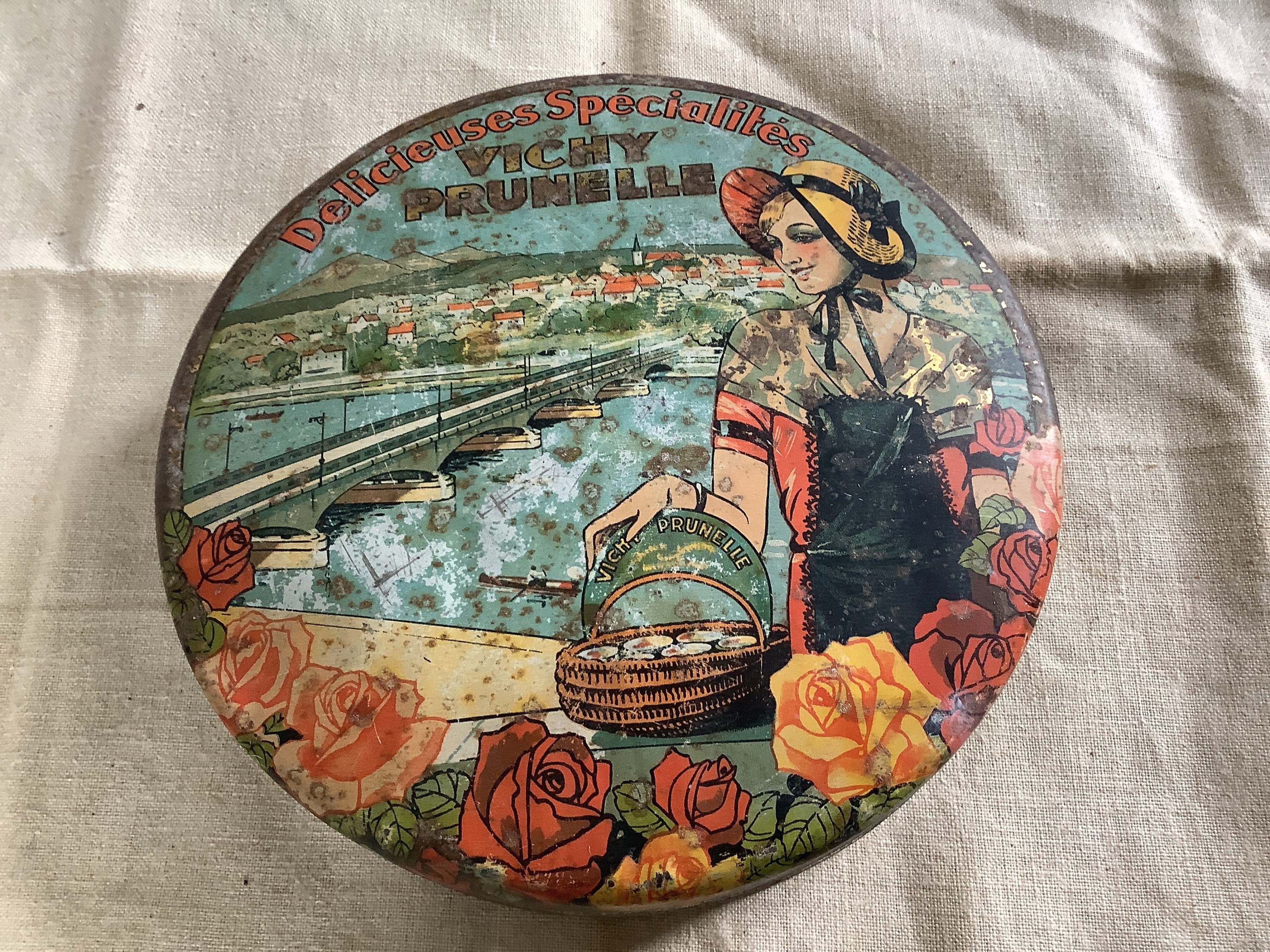 Boîte d'étain Vintage Des Années 1920 Made in France Produite Par Vichy Prunelle en Étain Rond