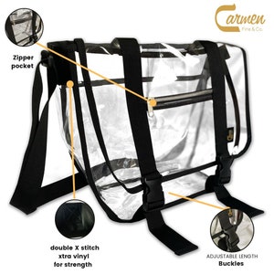 Puede incluir: Bolso mensajero de vinilo transparente con correas y hebillas negras. El bolso tiene un bolsillo con cremallera y costuras dobles para mayor resistencia. "Carmen Fine & Co." est&aacute; impreso en el bolso.