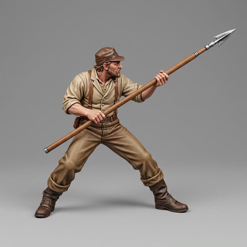 Puede incluir: Una figura en miniatura de una persona con barba que viste camisa color canela, pantalones marrones con tirantes y una gorra, sosteniendo una lanza larga de madera con punta de metal plateado en una postura amplia y enfocada.