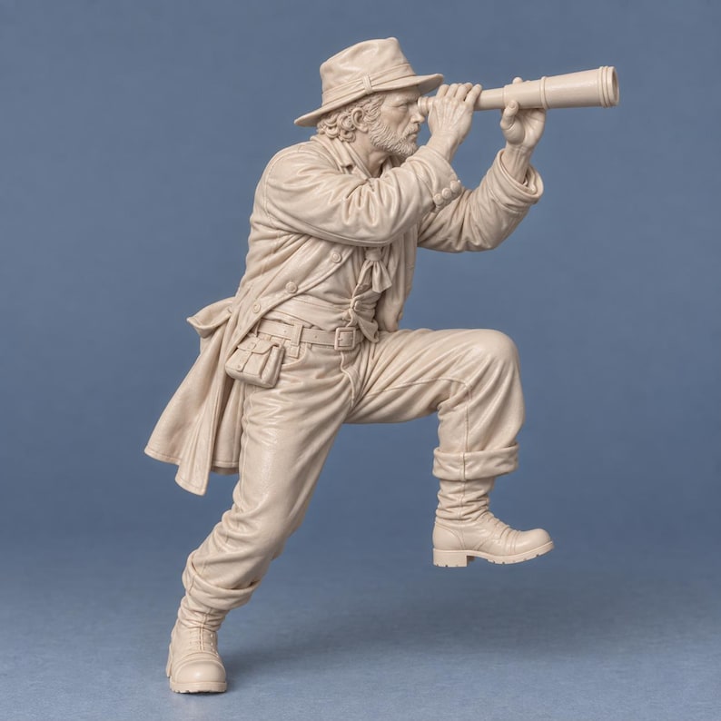 Puede incluir: Una figura monocrom&aacute;tica de color beige de un explorador barbudo con sombrero de ala ancha, abrigo largo y pantalones. La figura est&aacute; arrodillada, sosteniendo un telescopio frente a sus ojos con ambas manos y tiene una peque&ntilde;a bolsa sujeta al cintur&oacute;n.