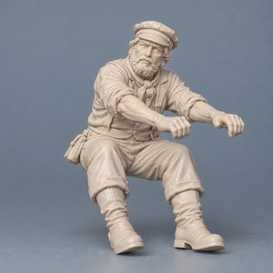 Puede incluir: Una figura de resina beige sin pintar de una persona sentada con barba, que lleva una gorra plana, un pa&ntilde;uelo al cuello, un chaleco abotonado sobre una camisa de manga larga, pantalones y botas altas, con ambos brazos extendidos hacia adelante.