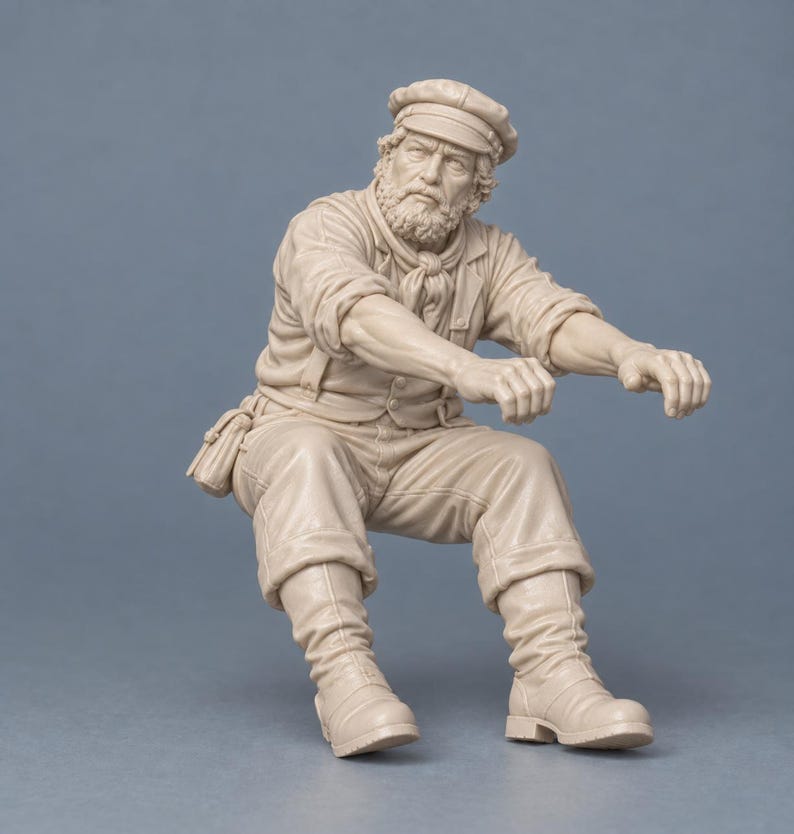 Puede incluir: Una figura de resina beige sin pintar de una persona sentada con barba, que lleva una gorra plana, un pa&ntilde;uelo al cuello, un chaleco abotonado sobre una camisa de manga larga, pantalones y botas altas, con ambos brazos extendidos hacia adelante.