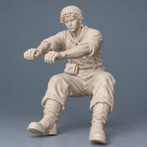 Puede incluir: Una figura a escala de color beige monocrom&aacute;tico que representa a una persona sentada con gorro de punto, camisa abotonada con pa&ntilde;uelo, tirantes, una peque&ntilde;a bolsa en la cintura, pantalones y botas altas, con los brazos extendidos hacia adelante.