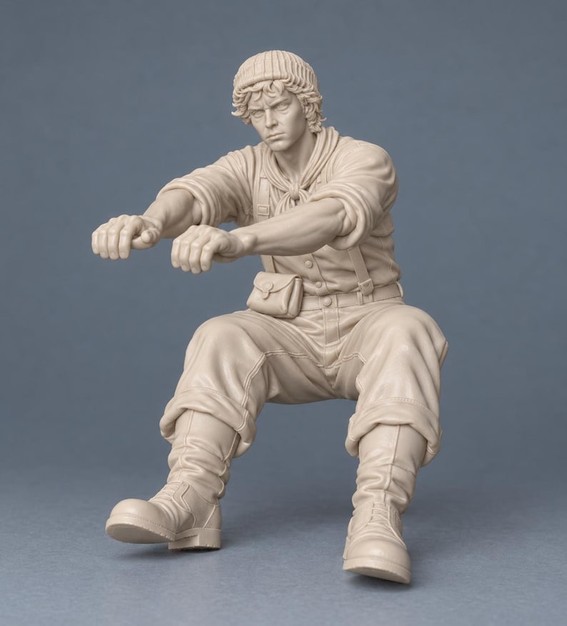 Puede incluir: Una figura a escala de color beige monocrom&aacute;tico que representa a una persona sentada con gorro de punto, camisa abotonada con pa&ntilde;uelo, tirantes, una peque&ntilde;a bolsa en la cintura, pantalones y botas altas, con los brazos extendidos hacia adelante.