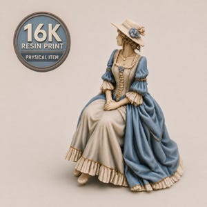 Peut inclure: Une figurine en impression résine 16K représentant un personnage assis portant un chapeau à larges bords avec une fleur bleue, un corsage crème avec un laçage central et une jupe volumineuse bleue et crème à volants et détails dorés.