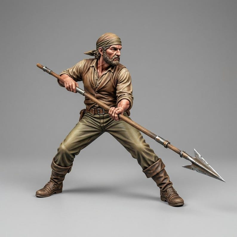 Puede incluir: Una figura en miniatura detallada de una persona barbuda con un pa&ntilde;uelo beige, camisa abotonada y pantalones, en posici&oacute;n abierta, sosteniendo una lanza de madera larga con punta de metal afilada y juntas de plata reforzadas.