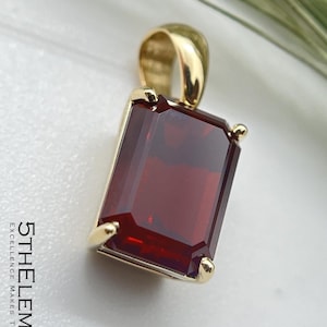 Colgante de oro de 14k con rubí cultivado en laboratorio. Joyería minimalista con corte octogonal escalonado.
