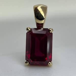 Pingente de rubi cultivado em laboratório em ouro 14k, gema de rubi octogonal de 11 quilates.