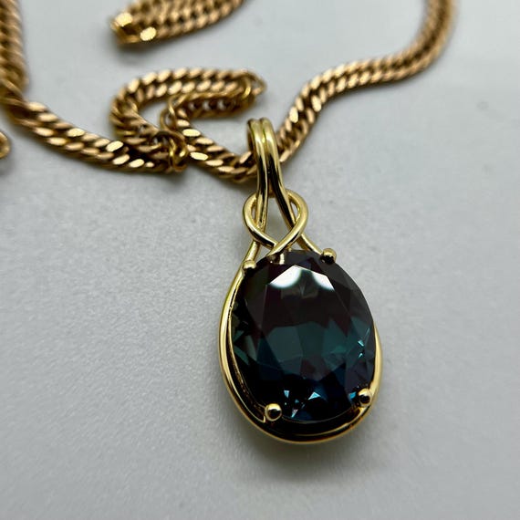 Alexandrite Unique Jewelry Pendant For Necklace. Solid Gold Weaving Pendant With Oval Lab Grown Alexandrite Of Top Quality!