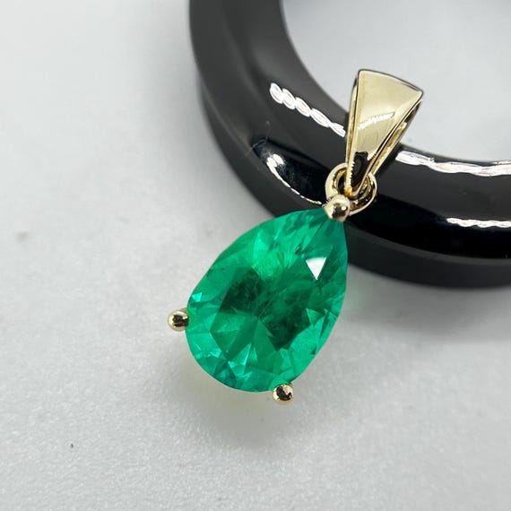 14k Gold Colombian Emerald Teardrop Pendant For Necklace. Lab Grown Gemstone In Solid Gold.