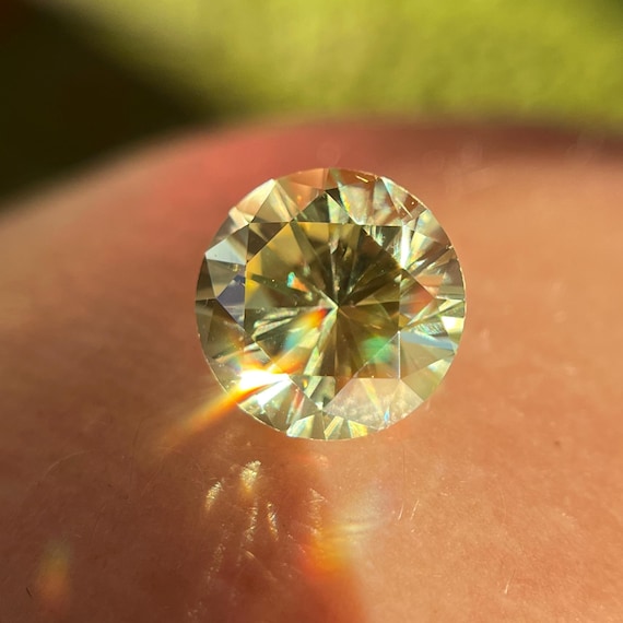 Yellow Sapphire Round Brilliant Cut. Lab Grown Hydrothermal Gemstone With Certificate!