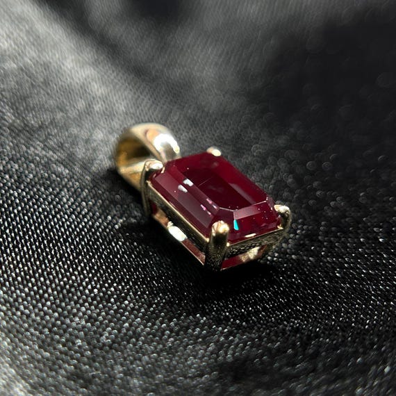Alexandrie 14K Gold Minimalist Pendant For Necklace. Top Quality Lab Grown Color Changing Alexandrite. Free Express Shipping!