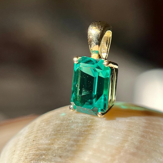 Minimalist Emerald Pendant For Necklace. 14k Solid Gold, Lab Grown Gemstone.